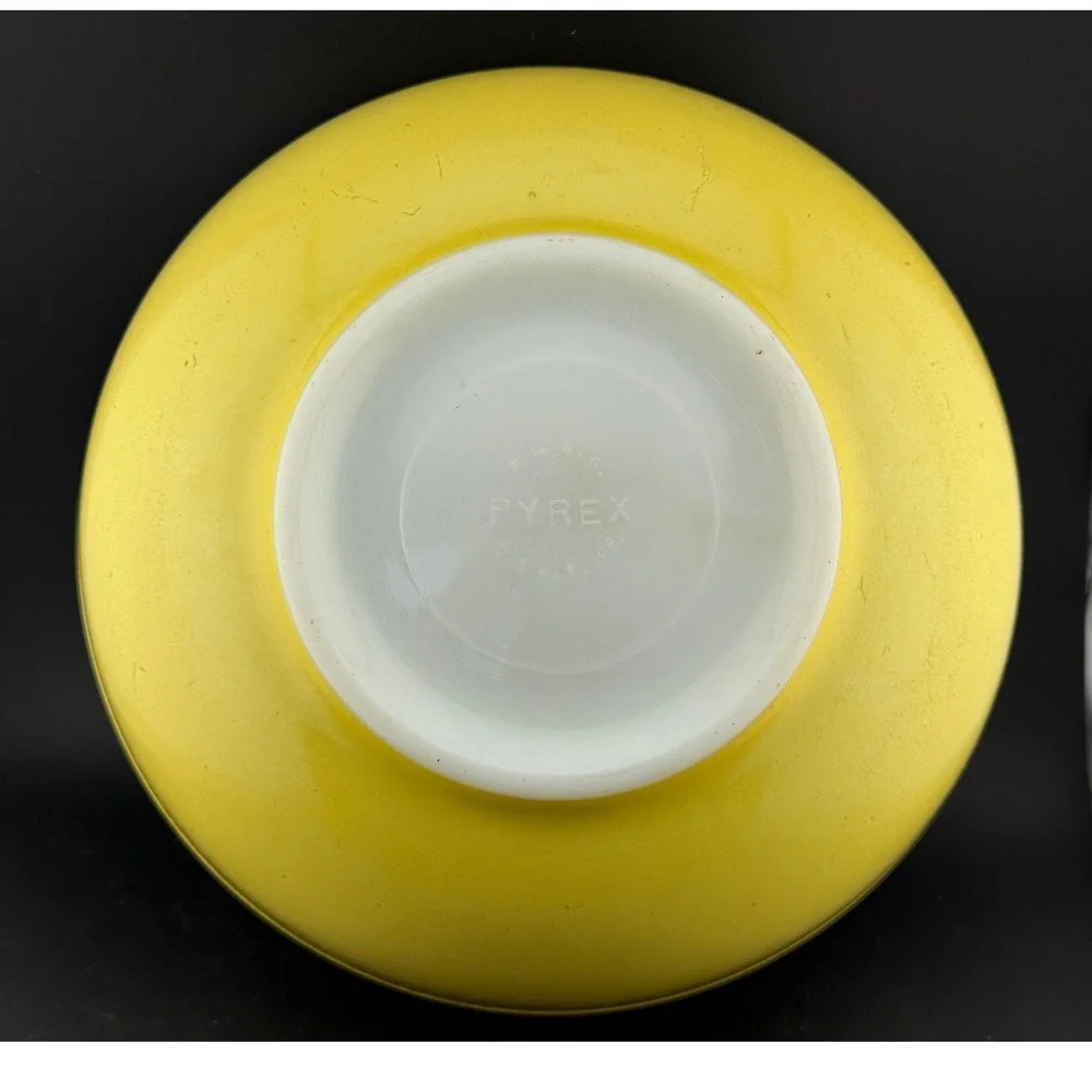 Vintage Pyrex Primary Colors Mixing Bowls: 4qt Red 404 and Yellow, Set of 2